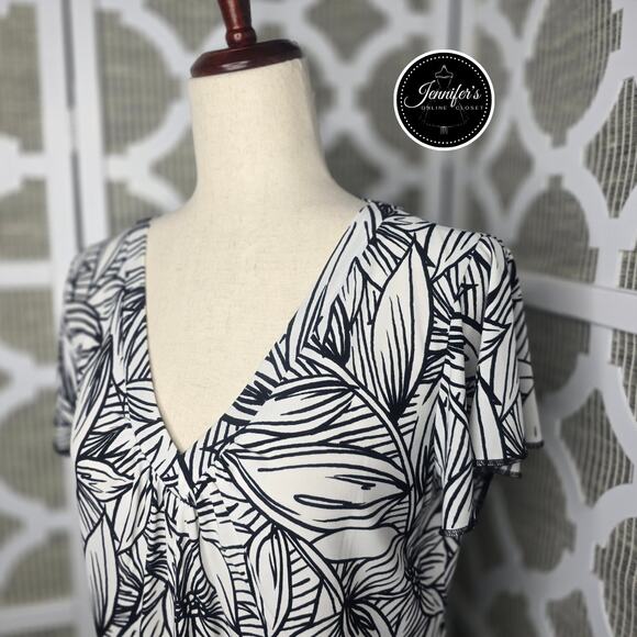 3/$30 Rafaella Petites Cream and Black Floral Print V Neck Flutter Sleeve Top M - Picture 3 of 11